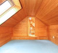  4i RD s pozemkom 269m2, Kálnica - NMnV - Podkrovie v rodinnom dome s dreveným obložením a strešným oknom, svetlé a útulné.