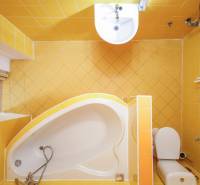  4i RD s pozemkom 269m2, Kálnica - NMnV - Žltá kúpeľňa so sanitou, dlažba a rohová vaňa v rodinnom dome.