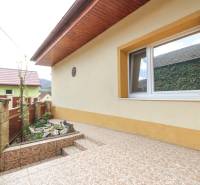  4i RD s pozemkom 269m2, Kálnica - NMnV - Rodinný dom s terasou, obklopený záhradkou a plotom, ideálny pre pohodlné bývanie.