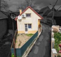  4i RD s pozemkom 269m2, Kálnica - NMnV - Rodinný dom s malým pozemkom, satelitom a klimatizáciou na úzkej ulici.