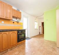  4i RD s pozemkom 269m2, Kálnica - NMnV - Kuchyňa s drevenými skrinkami, rúrou a farebnými kachličkami v rodinnom dome.