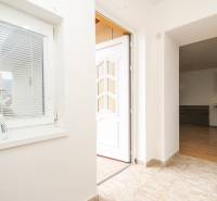  4i RD s pozemkom 269m2, Kálnica - NMnV - Interiér rodinného domu s vchodovými dverami, svetlý priestor, otvorená kuchyňa.