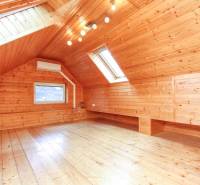  4i RD s pozemkom 269m2, Kálnica - NMnV - Podkrovie rodinného domu s dreveným obložením, strešným oknom a moderným osvetlením.