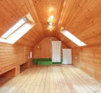  4i RD s pozemkom 269m2, Kálnica - NMnV - Podkrovná miestnosť v rodinnom dome s drevenými stenami a strešnými oknami poskytuje útulný priestor.