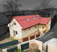  4i RD s pozemkom 269m2, Kálnica - NMnV - Rodinný dom so šikmou strechou, satelitom a dvormi, obklopený plotom v dedinskom prostredí.