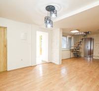  4i RD s pozemkom 269m2, Kálnica - NMnV - Interiér rodinného domu s drevenou podlahou, schodami a osvetlením.