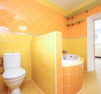  4i RD s pozemkom 269m2, Kálnica - NMnV - Oranžová a žltá kúpeľňa so sprchovacím kútom a záchodom v rodinnom dome.