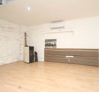  4i RD s pozemkom 269m2, Kálnica - NMnV - Interiér rodinného domu s bielou tehlovou stenou, klimatizáciou a drevenou podlahou.