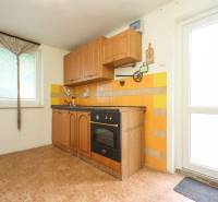 4i RD s pozemkom 269m2, Kálnica - NMnV - Kuchyňa v rodinnom dome s drevenou kuchynskou linkou, farebnými obkladačkami a korkovou podlahou.