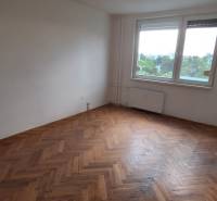 PREDAJ: 3 izbový byt s balkónom, 72 m2 - KOMÁRNO - Izba v 3-izbovom byte s parketovou podlahou a veľkým oknom.