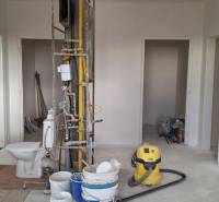 PREDAJ: 3 izbový byt s balkónom, 72 m2 - KOMÁRNO - Renovácia interiéru v 3-izbovom byte, obsahuje voľne stojace sanitárne zariadenie.