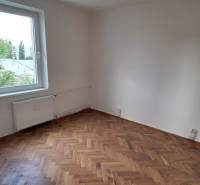 PREDAJ: 3 izbový byt s balkónom, 72 m2 - KOMÁRNO - Prázdna izba s parketovou podlahou a oknom v 3-izbovom byte.