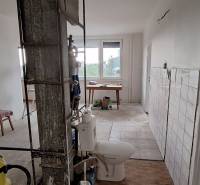 PREDAJ: 3 izbový byt s balkónom, 72 m2 - KOMÁRNO - Rekonštrukcia v 3-izbovom byte s otvoreným priestorom a výhľadom z okna.