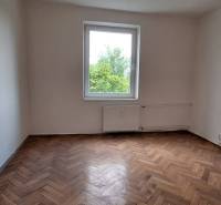 PREDAJ: 3 izbový byt s balkónom, 72 m2 - KOMÁRNO - Prázdna izba v 3-izbovom byte s parketovou podlahou a oknom s výhľadom na zeleň.