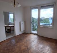 PREDAJ: 3 izbový byt s balkónom, 72 m2 - KOMÁRNO - Svetlá izba s parketami, balkónom a susediacou miestnosťou v 3-izbovom byte.