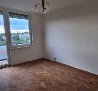 PREDAJ: 3 izbový byt s balkónom, 72 m2 - KOMÁRNO - Izba v 3-izbovom byte s drevenou podlahou, balkón, výhľad na mesto.