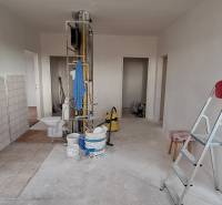 PREDAJ: 3 izbový byt s balkónom, 72 m2 - KOMÁRNO - Interiér 3-izbového bytu pred rekonštrukciou s rebríkom, vedrami a náčiním.