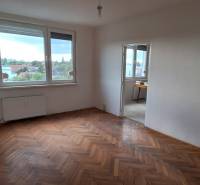 PREDAJ: 3 izbový byt s balkónom, 72 m2 - KOMÁRNO - Priestranná miestnosť s parketovou podlahou v 3-izbovom byte, výhľad na mesto.