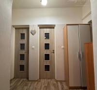 Vám exkluzívne ponúka na predaj kvalitne zrekon - Chodba v rodinnom dome s laminátovou podlahou, skriňou a svetlom na strope.