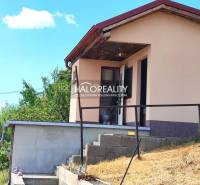 Predaj, záhradná chata Lučenec, Havašova samota - EX... - Domek so záhradou v Lučenci, obklopený zeleňou a modrou oblohou.