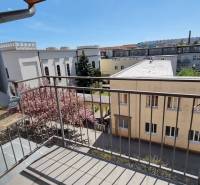 Na prenájom  4 - izb. mezonet v blízkosti centra - Výhľad z balkóna na ulici Milosrdenstva, Košice - mestská časť Juh, ukazuje strechy a stromy.