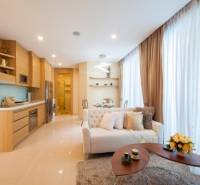 2 IZBOVÝ APARTMÁN A (2 SPÁLNE + 1 OBÝV. IZBA) CITY GARDEN OLYMPUS  - Elegantne zariadený 3-izbový byt s otvorenou kuchyňou a pohodlnou obývačkou.