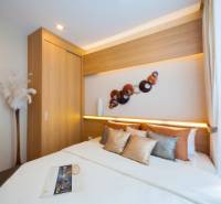 2 IZBOVÝ APARTMÁN A (2 SPÁLNE + 1 OBÝV. IZBA) CITY GARDEN OLYMPUS  - Spálňa v 3-izbovom byte so vstavanou skriňou a dekoratívnymi prvkami na stene.