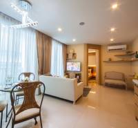 2 IZBOVÝ APARTMÁN A (2 SPÁLNE + 1 OBÝV. IZBA) CITY GARDEN OLYMPUS  - Obývacia izba v 3-izbovom byte s elegantným nábytkom a jedálenským kútom.