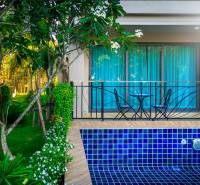 CITY GARDEN TROPICANA PATTAYA - Záhrada s bazénom a posedením vo výstavbe bytov v Pattayi.
