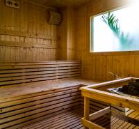 CITY GARDEN TROPICANA PATTAYA - Drevená sauna s preskleným oknom a logom realitnej kancelárie.