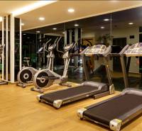 CITY GARDEN TROPICANA PATTAYA - Gym s vybavením vo Výstavbe bytov, bežecké pásy a stacionárne bicykle.
