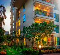 CITY GARDEN TROPICANA PATTAYA - Výstavba bytov v Pattayi s tropickou záhradou a presvetlenými balkónmi v podvečernom svetle.