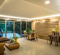 CITY GARDEN TROPICANA PATTAYA - Interiér obývacej miestnosti s pohodlným sedením, dekoráciami a poštovými schránkami, Výstavba bytov.