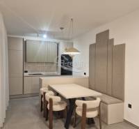 Rogoznica, Zečevo - Jedáleň v rekreačnom apartmáne s kuchyňou, svetlými stoličkami a šedými panelmi na stene.