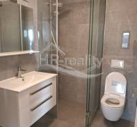 Rogoznica, Zečevo - Kúpeľňa v rekreačnom apartmáne s modernou sprchou a zrkadlom.