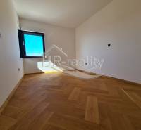 Rogoznica, Zečevo - Priestor s drevenou podlahou a veľkým oknom v rekreačnom apartmáne.