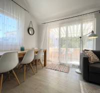 Šolta - nádherný zariadený apartmán s výhľadom na more - Rekreačný apartmán ponúka svetlý obývací priestor s jedálenským stolom a pohodlným gaučom.