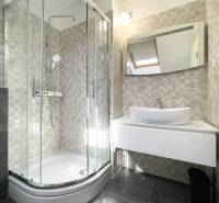 Šolta - nádherný zariadený apartmán s výhľadom na more - Kúpeľňa v rekreačnom apartmáne s moderným sprchovacím kútom a umývadlom.
