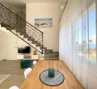 Šolta - nádherný zariadený apartmán s výhľadom na more - Rekreačný apartmán s kovaným schodiskom a jedálenským stolom, pohľad na more.