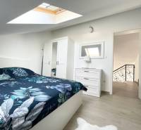 Šolta - nádherný zariadený apartmán s výhľadom na more - Spálňa v rekreačnom apartmáne s posteľou, skriňou a strešným oknom.