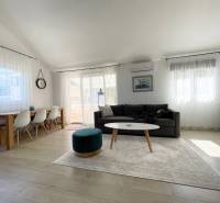 Šolta - nádherný zariadený apartmán s výhľadom na more - Priestranný obývací priestor rekreačného apartmánu s pohodlným sedením a jedálenským stolom.