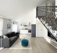 Šolta - nádherný zariadený apartmán s výhľadom na more - Obývacia izba s pohovkou, kuchynským kútom a ozdobným zábradlím, v Rekreačnom apartmáne.