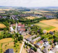 Predaj stavebného pozemku 2022 m2 - Chocholná - Velčice - Letecký pohľad na obec Chocholná-Velčice, obklopená poľami a pozemkami na bývanie.