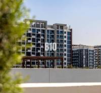 Predaj 3-izbového bytu, Bratislava I - Výškové budovy v Bratislave - Starom Meste s výhľadom cez zeleň.
