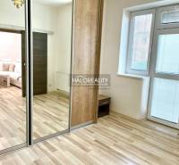 Predaj, trojizbový byt Michalovce - 3-izbový byt s laminátovou podlahou, veľkým zrkadlom a bielymi stenami.
