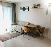 1 IZBOVÝ APARTMÁN (1 SPÁLŇA + 1 OBÝV. IZBA) CITY GARDEN TROPICANA  - Obývacia izba v 2-izbovom byte s pohovkou, stolíkom a jedálenským kútom.