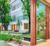 THE CLOUD PATTAYA - Interiérové atrium s vegetáciou a drevenými prvkami, Výstavba bytov.
