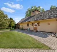 3 nehnuteľnosti na pozemku 4700m2 | Hamuliakovo  - Rodinný dom na Kostolnej ulici v Hamuliakove, pred ním upravený trávnik a chodník.