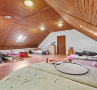 3 nehnuteľnosti na pozemku 4700m2 | Hamuliakovo  - Podkrovná miestnosť v rodinnom dome s dreveným obkladom a strešnými oknami.