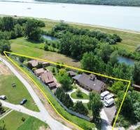 3 nehnuteľnosti na pozemku 4700m2 | Hamuliakovo  - Rodinný dom na Kostolnej ulici v Hamuliakove s veľkým pozemkom pri rieke.